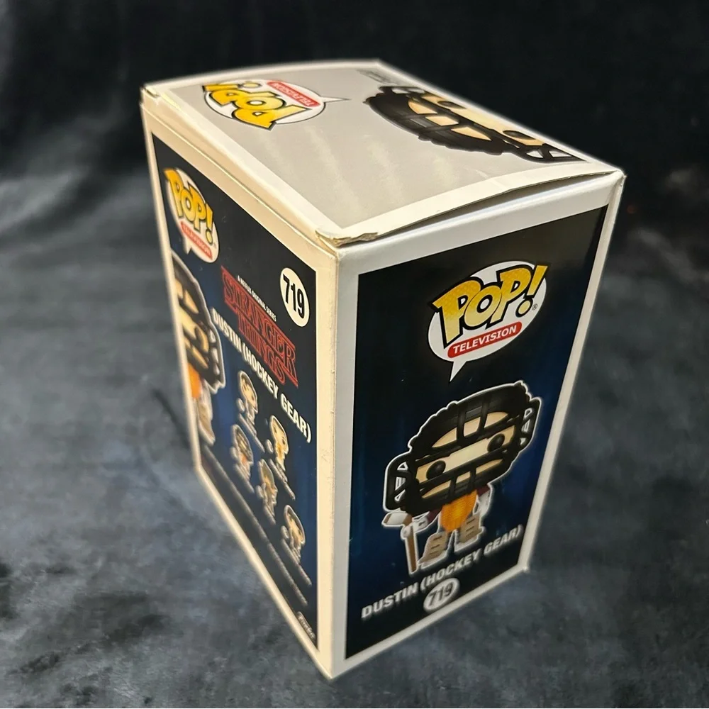 Funko Pop! - Stranger Things 719 - Dustin (Hockey Gear) - Hot Topic Exclusive - Picture 3 of 8